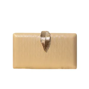 Elegante champagnerfarbene Abendtasche mit goldenem Blattverschluss und Wellentextur