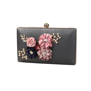 Eleganter grauer Abend-Clutch mit 3D-Stoffblumen und Perlen für festliche Anlässe