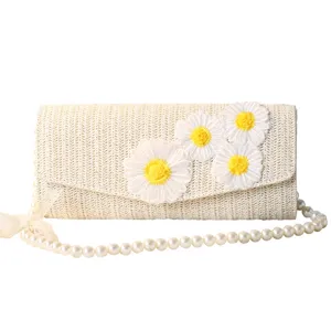 Elegante Stroh-Clutch mit Gänseblümchen-Applikation, Perlenkette und Seidenschal