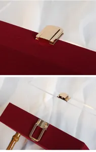 Detail der Hochzeitsschachtel aus rotem Samt und Acryl mit Bambusgriff und Goldverschluss