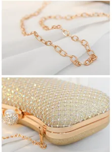 Detailaufnahme einer goldenen Abendtasche mit bunten Strasssteinen und Kette.