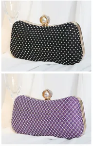 Elegante schwarze und lila Abendtaschen mit Strassnetz und großem Perlenverschluss