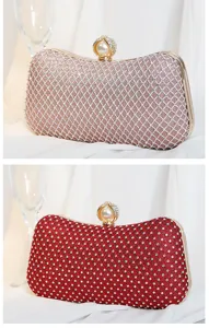 Detaillierte Ansicht der luxuriösen Strass-Abendtasche mit einem eleganten Perlenverschluss