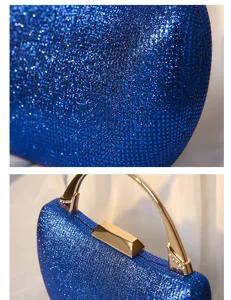 Nahaufnahme der glänzenden blauen Glitzer-Abendtasche mit goldenem Metallgriff-Design