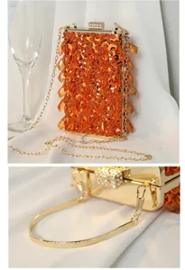 Exquisite Detailansicht der orangen Pailletten-Abendtasche mit funkelndem Kristallverschluss