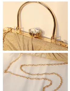 Detailansicht einer goldenen Abendtasche mit Kristallverschluss und Goldkette