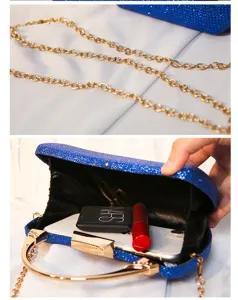 Nahaufnahme der blauen Strass-Clutch mit Stauraum und Kettendetails