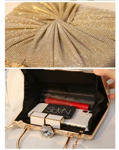 Detailansicht des geräumigen Innenraums dieser vintage plissierten goldenen Abendtasche
