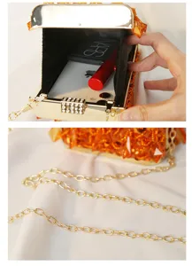 Detailansicht des Innenraums und der Goldkette dieser handgefertigten Perlen-Abendtasche.