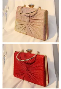 Detailansicht eleganter Abendtaschen in Champagnergold und leuchtendem Rot