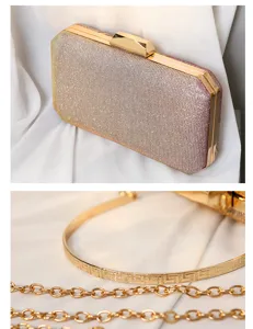 Detailansicht des goldenen Metallgriffs und der Kette einer funkelnden Abendhandtasche