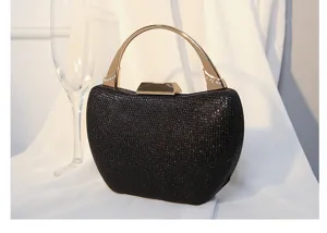 Elegante schwarze Abendtasche mit Strasssteinen und goldenem Metallgriff.