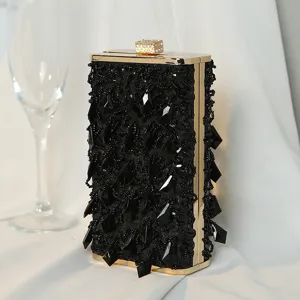 Detailansicht der handgefertigten schwarzen Perlenabendtasche mit Schmucksteinen und Goldverschluss