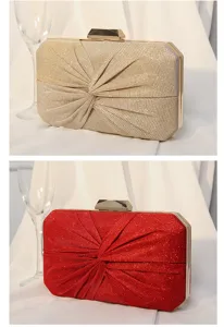 Detailansicht von handgefertigten Falten-Abendtaschen in glänzendem Gold und Rot