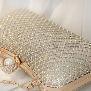 Luxuriöse Abendtasche mit Netz-Strasssteinen, Perlenverschluss und goldenem Glitzer