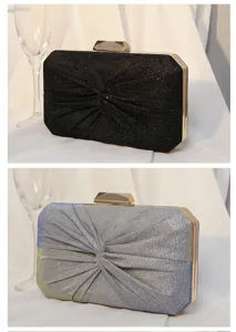 Detailansicht von schwarzen und silbernen Plissee-Abendtaschen mit Glitzer-Finish