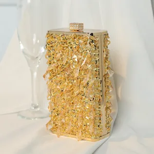 Handgefertigte goldene Abendhandtasche mit Perlenstickerei und luxuriösem Kristallverschluss