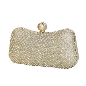 Elegante champagnerfarbene Abendtasche mit Netz-Strasssteinen und Perlenverschluss