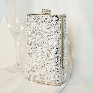 Detaillierte Ansicht einer handgefertigten Vintage-Abendtasche mit eleganten weißen Pailletten.