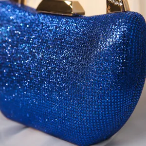 Elegante königsblaue Glitzer-Abendtasche mit strassbesetztem goldenem Metallverschluss.