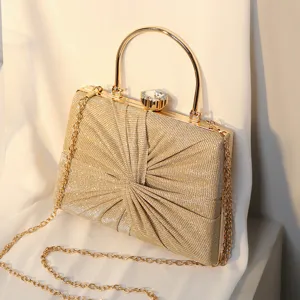 Champagnerfarbene Glitzer-Abendtasche mit elegantem Metallgriff und goldener Kette