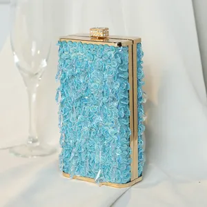 Detailansicht der hellblauen Perlen-Abendtasche mit Goldrahmen und Kristallverschluss