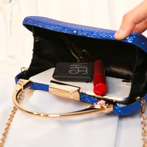 Blaue Glitzer-Abendtasche mit goldenem Metallgriff und Innenraum-Detailansicht.