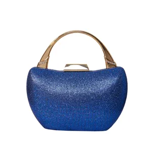 Funkelnde blaue Strass-Abendtasche mit einem eleganten runden Metallgriff in Gold