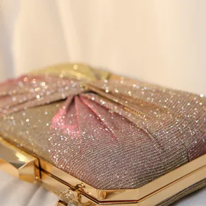 Elegante plissierte Abendhandtasche mit Farbverlauf und goldenem Metallrahmen für Feste.