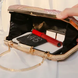 Elegante, glitzernde Abendtasche mit Falten, Goldrahmen und Kettenhenkel-Riemen.