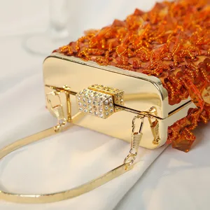 Vintage handgefertigte orangefarbene Abendtasche mit Kristallverschluss und Goldkette