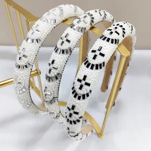Vista detallada de diademas de perlas de moda con brillantes motivos de cruces de pedrería