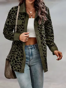 Nahaufnahme einer Cordjacke mit Leopardenmuster, klassischen Knöpfen und Taschen