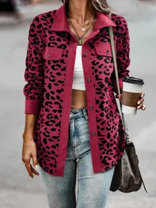 Modische Damen-Cordjacke mit Leopardenmuster und Knöpfen in Magenta mit Brusttaschen.