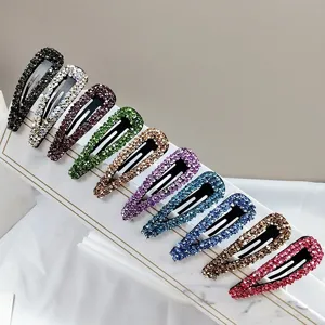 Vue détaillée de dix barrettes à cheveux colorées en strass en forme de goutte d'eau