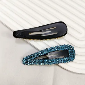 Vue détaillée des barrettes à strass au design élégant en forme de goutte d'eau
