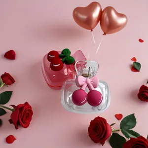 Vista dettagliata delle clip portaspazzolino portatili a tema ciliegia su sfondo rosa