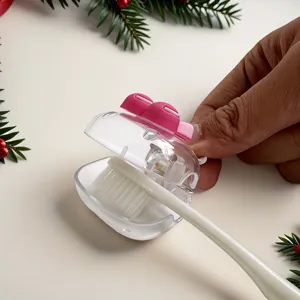 Primo piano di una protezione per spazzolino portatile a forma di ciliegia per viaggio