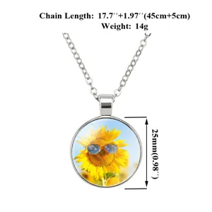 Gros plan d'un collier tournesol avec pendentif lunettes et chaîne en acier