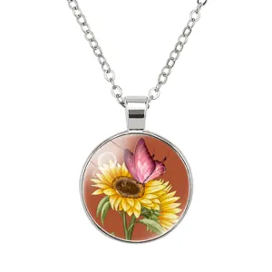 Détail du pendentif tournesol et papillon rose avec chaîne en acier inoxydable