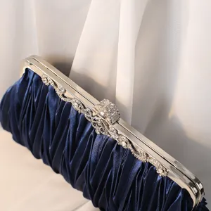 Elegante marineblaue plissierte Abendtasche mit Strassverschluss für Hochzeiten