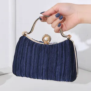 Elegante dunkelblaue Abendtasche mit Perlenverschluss und funkelndem Griff für Damen