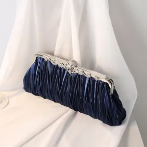 Elegante marineblaue plissierte Abendtasche mit silbernen Strassverzierungen