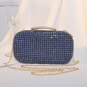 Elegante blaue Abendtasche mit Strasssteinen und goldener Kette für formelle Anlässe