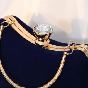 Elegante marineblaue Samt-Abendtasche mit funkelndem Kristallverschluss und goldener Kette