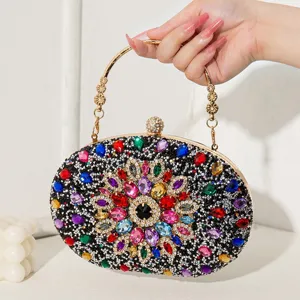 Pochette de soirée ovale élégante avec strass colorés et motif floral.
