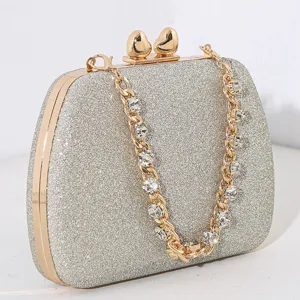 Silberne Glitzer-Clutch-Tasche mit Herzverschluss und Strasskette für den Abend