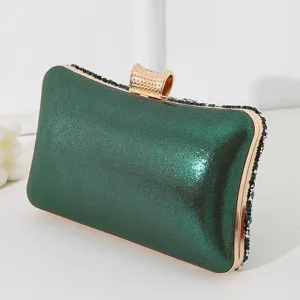 Elegante grüne Abendtasche mit Glitzer und funkelnden Strasssteinen am Rand für Damen