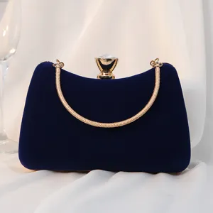 Elegante dunkelblaue Abendtasche aus Samt mit Goldkette und Schmuckverschluss