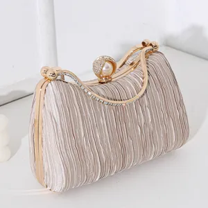 Elegante champagnerfarbene Abendtasche mit Strassgriff und einem Perlenverschluss
